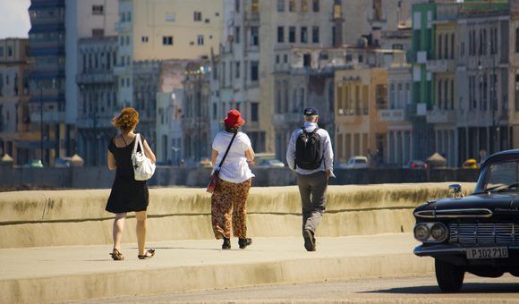 Viajeros en el malecón de La Habana. Foto: Deny Extremera