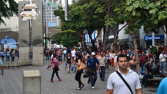 Venezolanos caminan por las calles de Caracas. Foto: AVN.