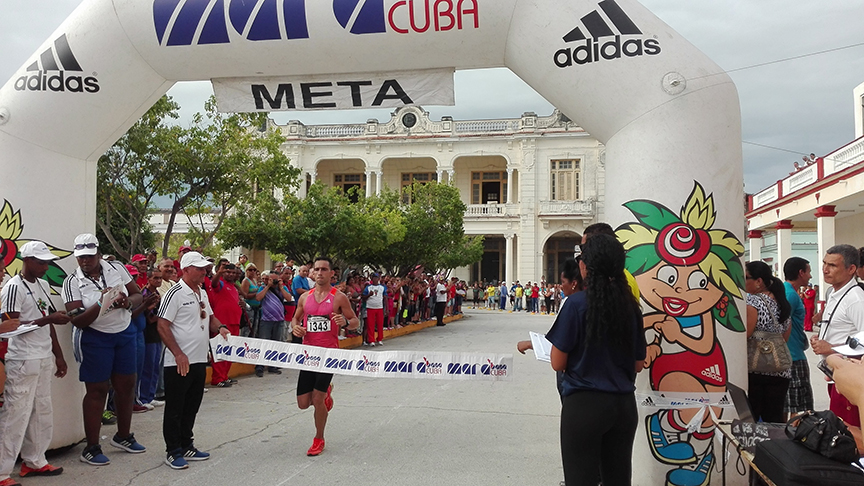 El manzanillero Alexey Machado Martínez, llegó primero a la meta de la maratón La Demajagua // Foto Marlene Herrera