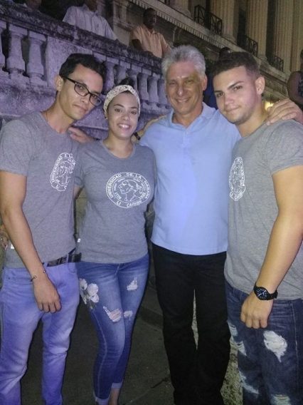 Miguel Díaz-Canel junto a jóvenes universitarios. Foto: @andy.jorgeblanco.5/ Facebook.