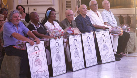 Villa Soberón, Fátima Patterson, Silvina Fabars, Jesús (Chucho) Cabrera, Vicente Feliú, Francisco López Sacha, y Helmo Hernández Trejo, recibieron el premio Maestros de Juventudes. Fotos: Roberto Ruiz/ Juventud Rebelde.