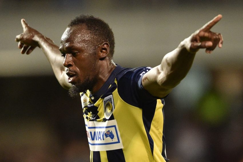 Usain Bolt celebra uno de sus goles. Foto: @elchiringuitotv/ Twitter.