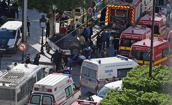 Los equipos de emergencia atienden a los heridos tras el ataque suicida este lunes en Túnez. Foto: AFP.