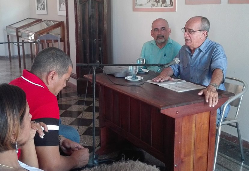 Pepe Fernández enfatizó, desde la sala del Museo Municipal, que este constituye un acercamiento a los protagonista de la gesta mambisa // Foto Marlene Herrera