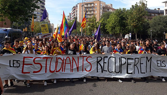 Estudiantes en Barcelona en manifestación por aniversario del referéndum. Foto: Twitter.
