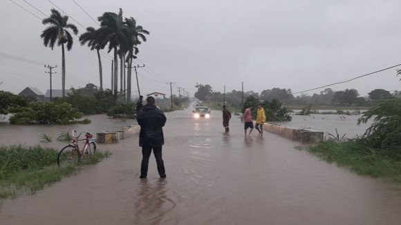 Inundada carretera de La Coloma. Foto: Daimy Díaz Breijo / TelePinar