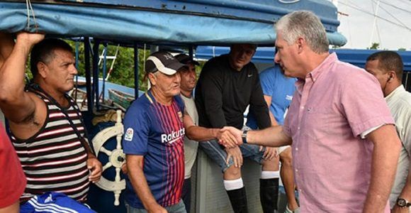 Díaz-Canel conversó con varios pescadores que avituallaban sus embarcaciones para salir al mar luego de varios días sin poder hacerlo. Foto: Estudios Revolución .