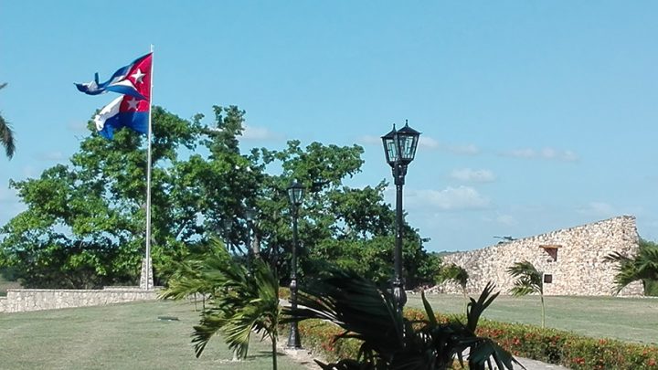 Las banderas y el muro donde está ubicada la Campana // Foto Marlene Herrera
