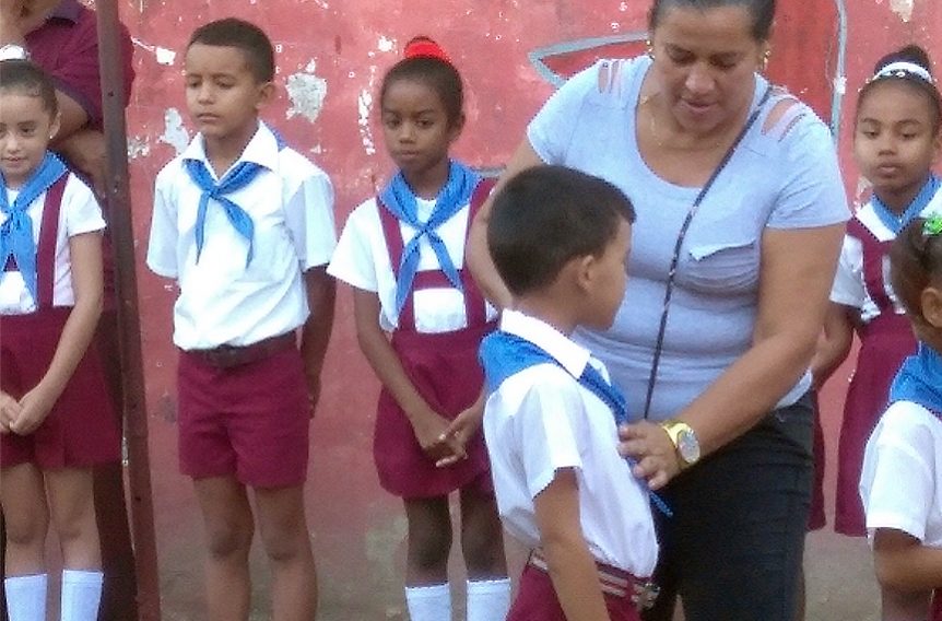 Reciben la pañoleta niños de la escuela Jimmy 