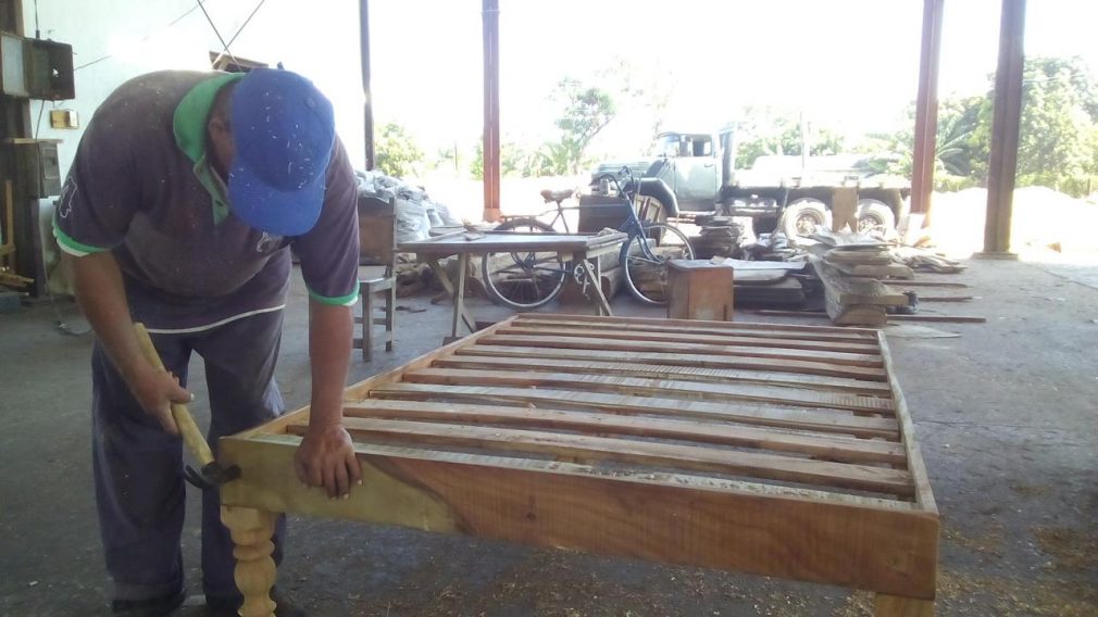Elaboración de productos como camas tipo boesprin entre las producciones de la industria forestal manzanillera // Foto Eliexer Peláez
