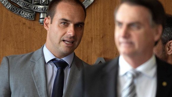 Eduardo Bolsonaro junto a su padre, el electo presidente Jair Bolsonaro. Foto: EFE