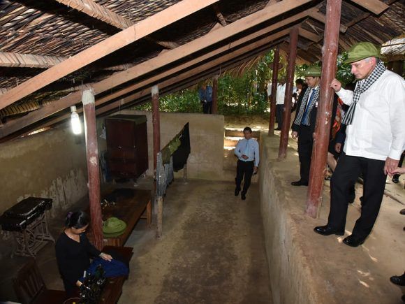 Presidente cubano recorre los Túneles de Cu Chí, un monumental sistema de túneles guerrilleros en Ciudad Ho Chi Minh. Foto: Estudios Revolución