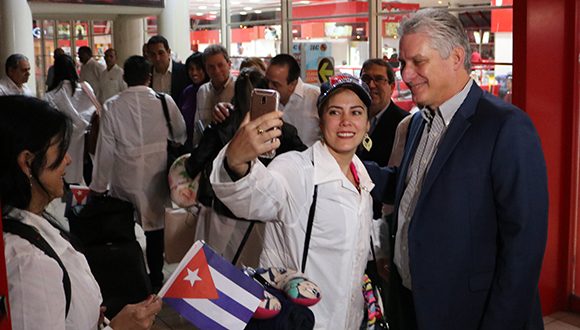 El presidente Díaz-Canel fue a recibir a los médicos en persona. Foto: Sergio Alejandro Gómez