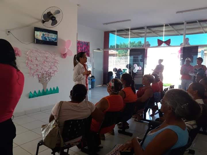 Impartiendo una charla educativa a personas de la tercera edad en Brasil