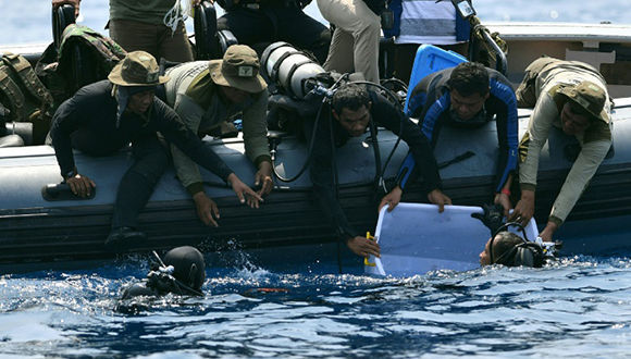 sacan a la superficie una caja negra del avión de la aerolínea Lion Air. Foto: AFP.
