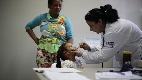 Una doctora cubana examina a una pequeña paciente en un centro de salud en Jiquitaia, estado de Bahía, noreste de Brasil. Foto: Reuters.