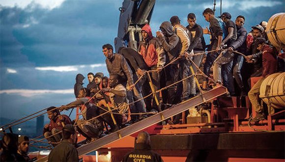Migrantes rescatados por un buque de salvamento marítimo en el Estrecho de Gibraltar. Foto: AP.