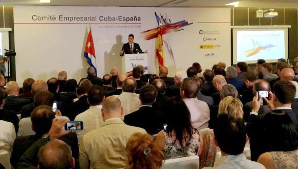 El presidente de España, Pedro Sánchez, interviene en el encuentro del Comité Empresarial Cuba-España. Foto: Irene Pérez.