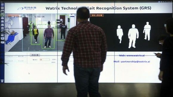 El reconocimiento al andar es un avance en el desarrollo de la vigilancia a través de la inteligencia artificial. Foto: AP.