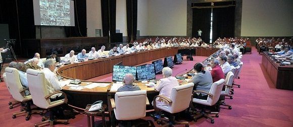 El Presidente de los Consejos de Estado y de Ministros, Miguel Díaz-Canel Bermúdez, ratificó durante la más reciente reunión del máximo órgano de Gobierno que la tarea principal de la Revolución continúa siendo hoy la batalla económica. Foto: Estudios Revolución.