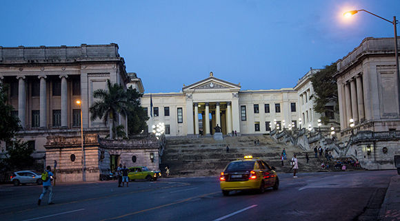 Amanecer en el la Universidad de la Habana. Foto: Ismael Francisco/Cubadebate.