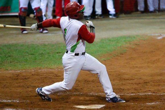 Durante el sexto juego Granma vs Las Tunas del play off final de la 57 Serie Nacional de béisbol, con sede en el Estadio Julio Antonio Mella, el sábado 27 de enero de 2018, en Las Tunas, Cuba. Foto: Calixto N. Llanes/ JIT