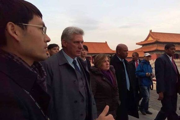 Presidente cubano recorre la Ciudad Prohibida.