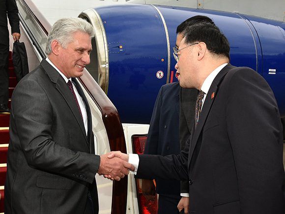 Miguel Díaz-Canel Bermúdez llega al Aeropuerto Internacional de Shanghai Hongqiao (SHA), China. Foto: Estudios Revolución.