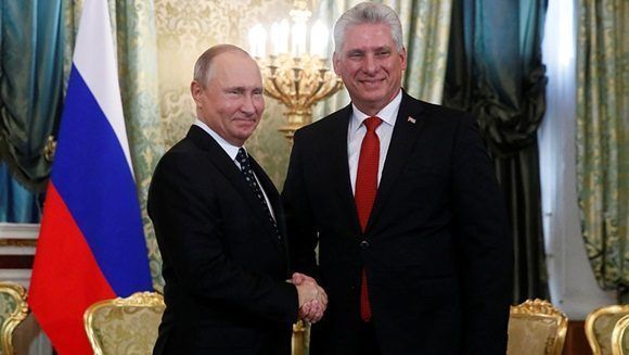 El presidente ruso, Vladímir Putin, recibe a su homólogo cubano, Miguel Díaz-Canel, en el Kremlin de Moscú. Foto: Reuters.