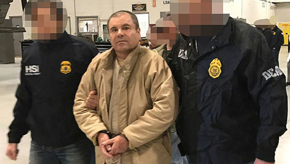 El Chapo Guzmán, escoltado hacia Nueva York. Foto: AFP.