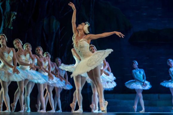 El espectáculo, que mostró un programa enteramente de solos y dúos, terminó con el virtuosismo en el escenario de la primera bailarina del BNC Viengsay Valdés. Foto: ACN.