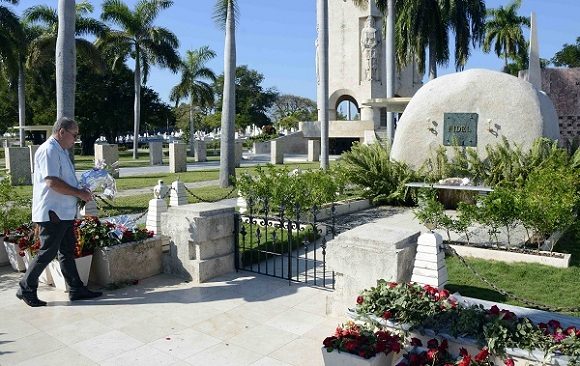 Lázaro Expósito Canto, primer secretario del Comité Provincial del Partido Comunista de Cuba (PCC), conduce un ramo de flores enviado por el General de Ejército Raúl Castro Ruz, ante el monolito donde reposan las cenizas de Fidel. Homenaje a Fidel Castro en el segundo aniversario de su desaprición física. Foto: Miguel Rubiera/ ACN.