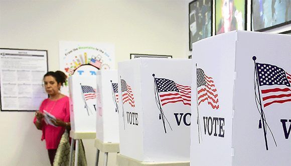 Pasadas las 2.50 a.m., los demócratas regresaban a ser mayoría en la Cámara de Representantes con 218 escaños ganados, luego de que sus candidatos recibieran un total de más de 48,3 millones de votos. (Foto: AFP)