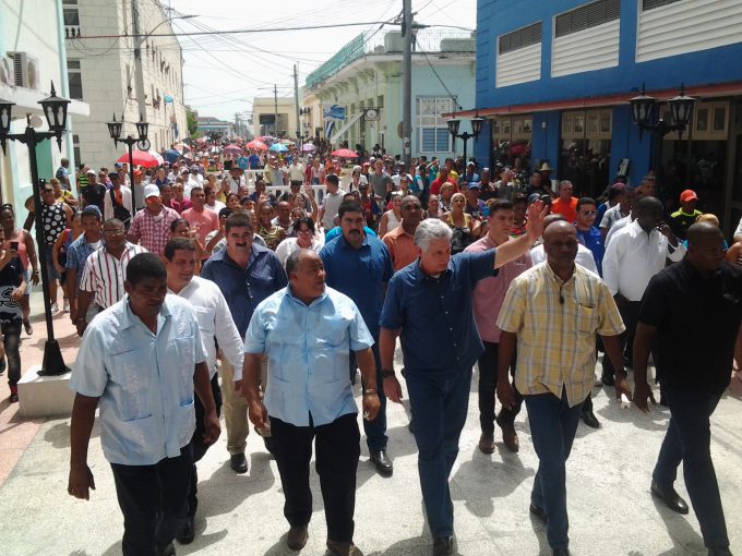 Díaz-Canel volvió al terruño, ocasión en que compartió con el pueblo, que lo siguió en su periplo por la principal calle // Foto Roberto Mesa