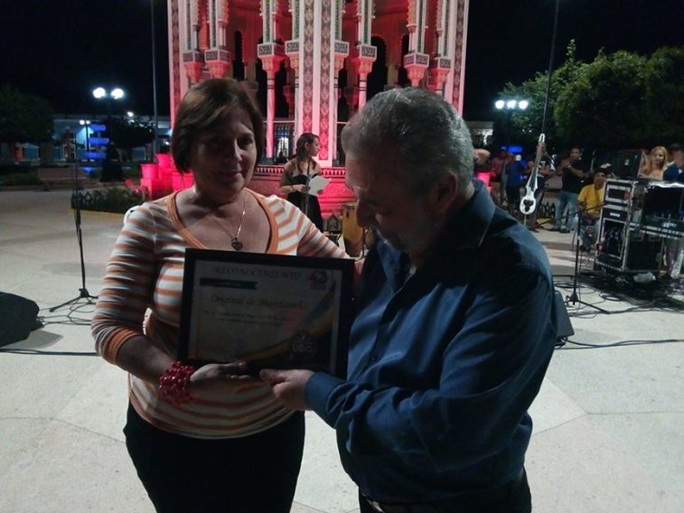 Universitarios rinden homenaje la Original // Foto Eliexer Peláez