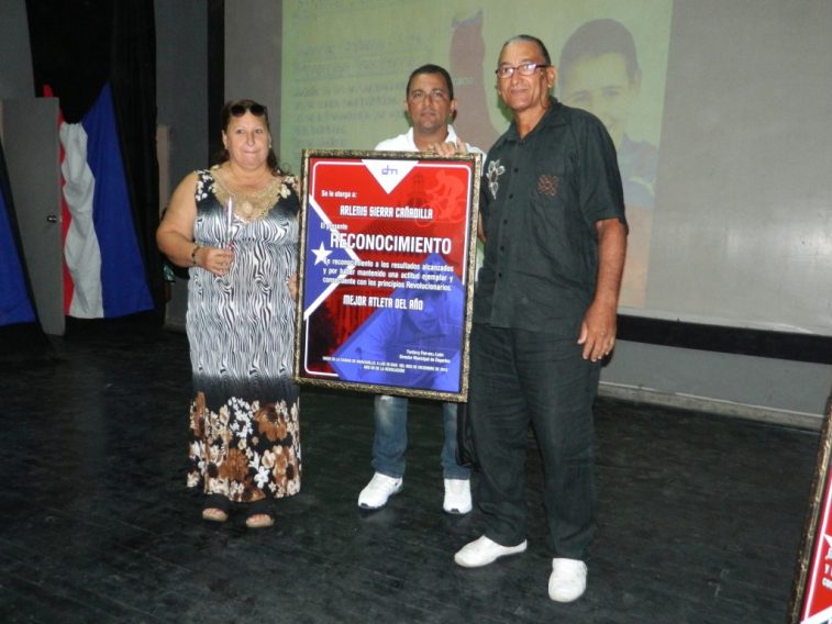 Arlenis Sierra Cañadilla, mejor atleta femeniana del año, recibieron el galardon sus padres // Foto Lilian Salvat