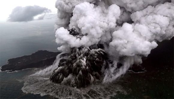 El Anak Krakatau el pasado sábado 23 de diciembre de 2018. Foto: Reuters.