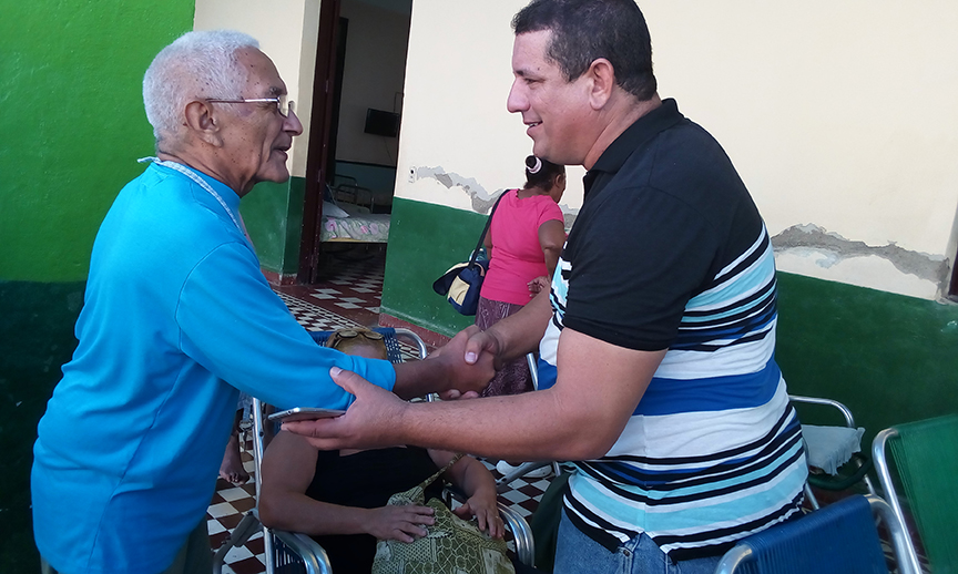 Recorrido de dirigentes por instituciones de Manzanillo // Foto Eliexer Peláez