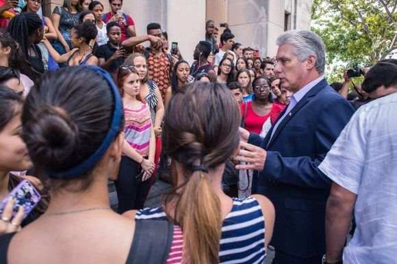 El Presidente cubano conversa con estudiantes y profesores de la Facultad de Derecho de la UH, 3 de diciembre de 2018. Foto: Tomada de Facebook
