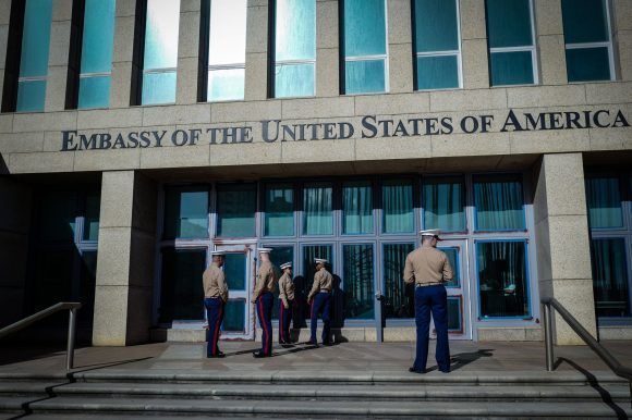 A pesar de no contar con evidencias, Estados Unidos mantiene paralizados los servicios consulares para los cubanos en su Embajada en La Habana. Foto: Getty