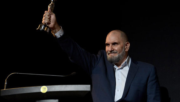 Iván Giroud recibe el premio especial “Platino” en nombre del Festival. Foto: Ariel Ley Royero/ ACN.
