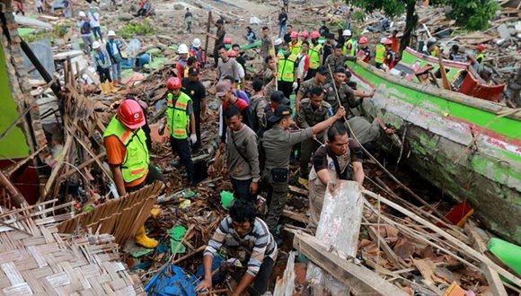Las autoridades buscan sobrevivientes. Foto: AP