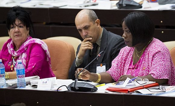 Parlamentarios cubanos intervienen para expresar sus opiniones sobre el nuevo texto del Proyecto. Foto: Irene Pérez/ Cubadebate.
