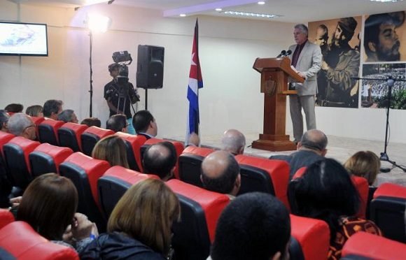 Díaz-Canel destacó la labor realizada por los galenos de la mayor de las Antillas en lugares de pobreza extrema, servicio reconocido también por la propia población y el gobierno brasileño. Foto: Estudios Revolución.
