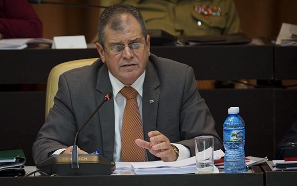 Homero Acota, secretario del Consejo de Estado, informa sobre los cambios en el texto del Proyecto Constitucional a partir de las propuestas de la población. Foto: Irene Pérez/ Cubadebate.