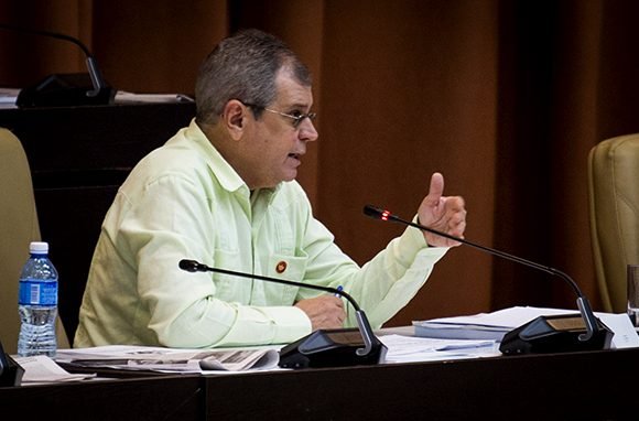 Homero Acosta, secretario del Consejo de Estado de Cuba, informa a los diputados de la ANPP los artículos más comentados en la consulta popular sobre el anteproyecto de Constitución y los principales cambios realizados al texto. Foto: Irene Pérez/ Cubadebate
