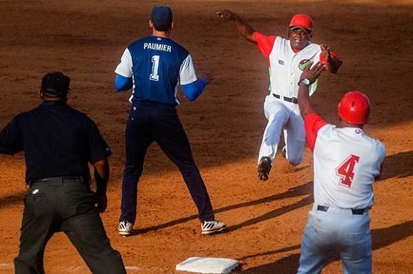 Las Tunas, con el veterano Danel Castro a la cabeza, sigue imparable en la Serie Nacional. Foto: István Ojeda/ Periódico 26