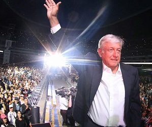 Andrés Manuel López Obrador, derecha, México