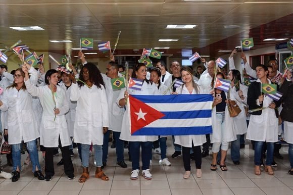 Arriba nuevo grupo de médicos procedentes de Brasil, en el Aeropuerto Internacional José Martí, en La Habana. Foto: ACN/Marcelino Vázquez Hernández.