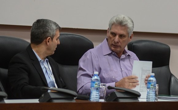 Miguel Díaz-Canel Bermúdez (D), Presiente de los Consejos de Estado y de Ministros, asiste a la Comisión Atención los Servicios, en el Segundo Periodo Ordinario de Sesiones de la IX Legislatura de la Asamblea Nacional el Poder Popular, a su lado Jorge Luis Perdomo, ministro de las Comunicaciones, en el Palacio de las Convenciones en la Habana, el 17 de diciembre de 2018. Foto: Marcelino Vázquez Hernández/ ACN.